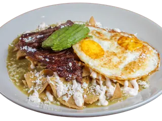 Chilaquiles verdes con huevo estrellado y aguacate
