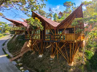 Una de las cabañas de bambú, entre los árboles